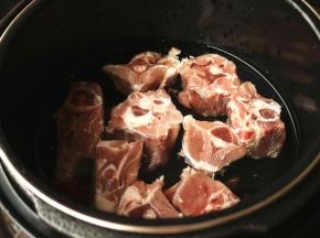 羊蝎子放入压力锅。