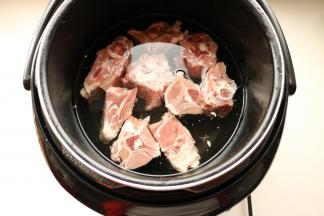 加入能淹没羊蝎子的水。