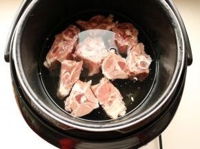 加入能淹没羊蝎子的水。