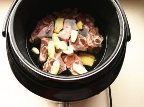 加入葱姜蒜和八角。