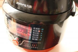 电压力锅选择排骨程序，开始炖羊蝎子。
