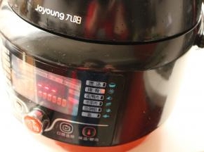 电压力锅选择排骨程序，开始炖羊蝎子。