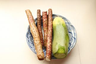 炖的时候处理蔬菜，山药和萝卜洗净。