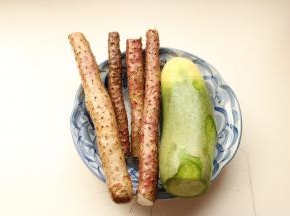 炖的时候处理蔬菜，山药和萝卜洗净。