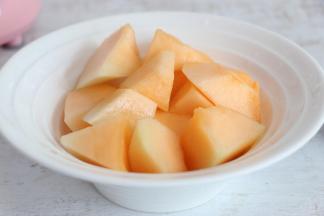 哈密瓜去皮切小块。