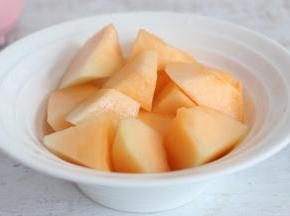 哈密瓜去皮切小块。