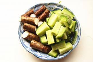 山药切段，萝卜切块。