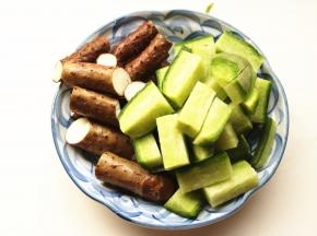 山药切段，萝卜切块。