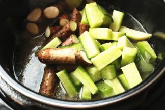 程序结束后，打开压力锅盖子，加入萝卜和山药段。