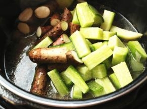 程序结束后，打开压力锅盖子，加入萝卜和山药段。