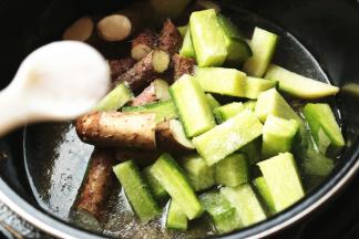 加入足够的盐调味，移入砂锅炖半个小时至蔬菜熟，排骨入味即可。