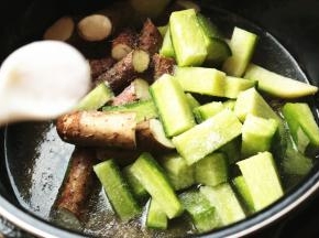 加入足够的盐调味，移入砂锅炖半个小时至蔬菜熟，排骨入味即可。