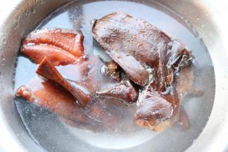 腊猪耳浸泡2小时以上，洗净表面脏东西。