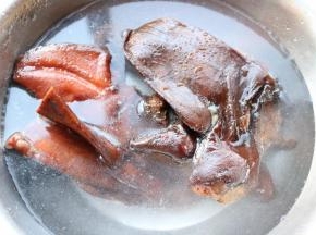 腊猪耳浸泡2小时以上，洗净表面脏东西。