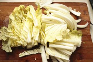 白菜洗净切段。