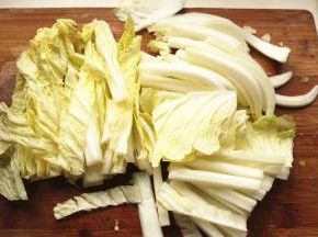 白菜洗净切段。