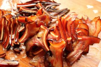 蒸好的猪耳，切片。