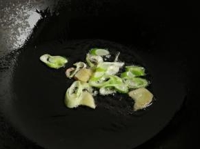 炒锅放少量油，加葱姜爆香。