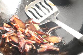 加入腊猪耳翻炒一下。