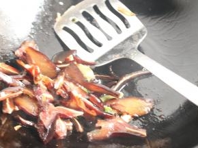 加入腊猪耳翻炒一下。