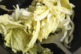 加入白菜，继续翻炒。