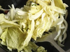 加入白菜，继续翻炒。