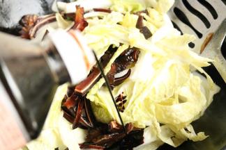 加一些老抽，菜会比较有食欲。