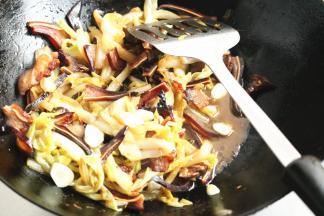 炒一会，白菜会出一些水，炖煮一会，水略微收一下，就完成了。