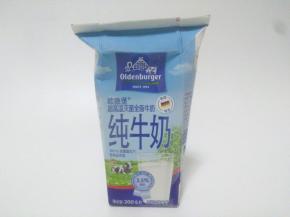 补充:蜜豆沙冰（简单粗暴版(^o^)）。
全脂纯牛奶一包，扯平顶部2个角，放入冰箱冷冻2小时至完全冰冻成块。