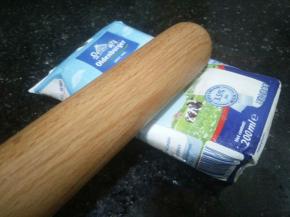 从冰箱拿出来，稍解冻几分钟，用擀面杖捶一遍，再翻一面捶一遍。
这一步就是捶捶捶～捶出碎冰沙～