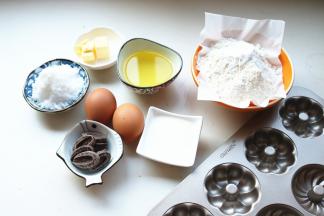 外表酥脆，内里绵软，非常快手的下午茶小点心。贴心的用了玉米油来代替大量黄油，热量减少了很多，但口感没有打折扣。