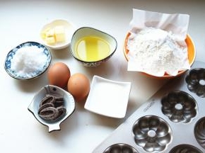 外表酥脆，内里绵软，非常快手的下午茶小点心。贴心的用了玉米油来代替大量黄油，热量减少了很多，但口感没有打折扣。