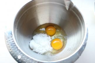 鸡蛋和白砂糖放入打蛋盆里，搅拌至砂糖融化。