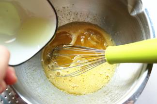 加入玉米油，搅拌均匀。