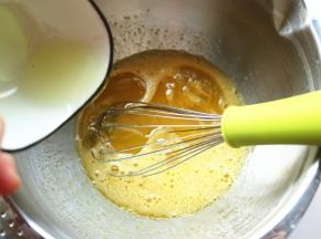 加入玉米油，搅拌均匀。