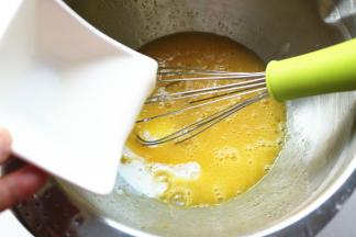 加入牛奶，搅拌均匀。