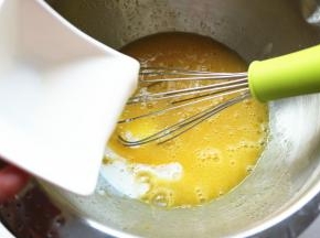 加入牛奶，搅拌均匀。