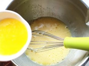 黄油放入微波炉加热30秒，融化后加入，再次搅拌均匀。