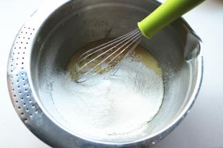 筛入低筋面粉和泡打粉。