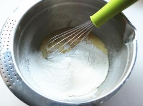 筛入低筋面粉和泡打粉。