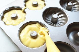 面糊放入裱花袋，挤入学厨花样甜甜圈模具，模具的不沾效果很好，不需要抹油。