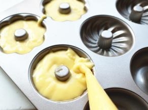 面糊放入裱花袋，挤入学厨花样甜甜圈模具，模具的不沾效果很好，不需要抹油。