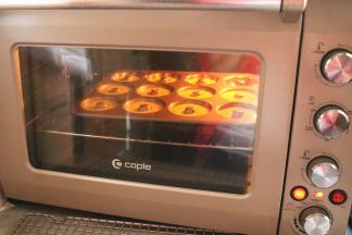 烤箱预热150度，中层烤20分钟即可。