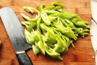 青椒去籽切片。