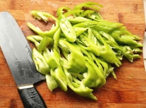 青椒去籽切片。