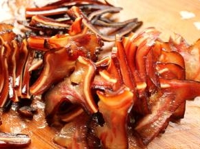 处理好的腊猪耳切片。