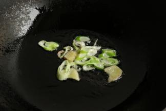 炒锅放油，爆香葱姜。