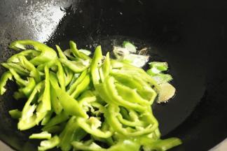 放入辣椒翻炒半分钟，期间淋少许醋。