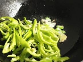 放入辣椒翻炒半分钟，期间淋少许醋。