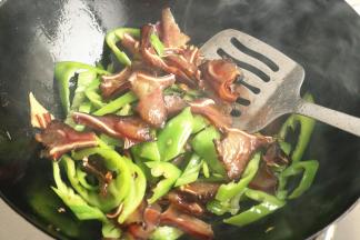 继续翻炒半分钟，因为腊猪耳本身的味道就足够了，所以不用再加盐。